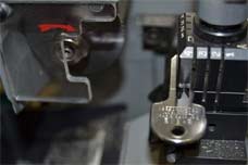 Schlüsselnotdienst Duvenstedt eingespannter Schlüssel in Fräsmaschine